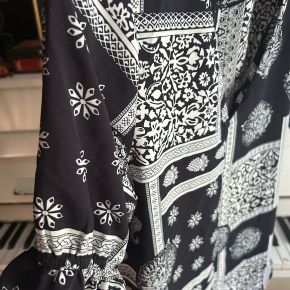 Fun 2 Fun Black and White Patterned Blouse Small - Picture 15 of 16